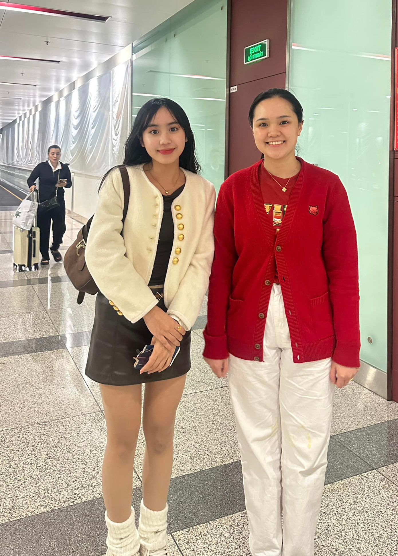 Quỳnh Anh (áo đỏ) diện đồ hiệu nhưng bị chê phong cách thời trang. Quỳnh Anh (áo đỏ) diện đồ hiệu nhưng bị chê phong cách thời trang.