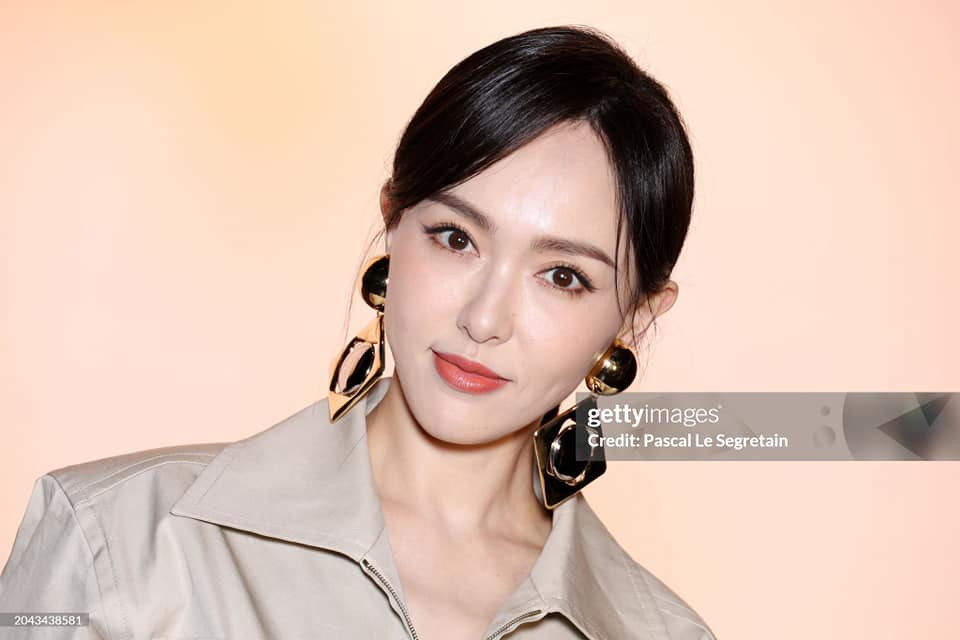 Ảnh camera thường của Đường Yên tại show diễn của YSL tại tuần lễ thời trang Paris. Cư dân mạng đánh giá cao lớp make up của nữ diễn viên Bên nhau trọn đời. Trước đó nhiều ngôi sao Trung Quốc lộ lớp nền lỗi khi xuất hiện trước ống kính Getty Image. Ảnh camera thường của Đường Yên tại show diễn của YSL tại tuần lễ thời trang Paris. Cư dân mạng đánh giá cao lớp make up của nữ diễn viên Bên nhau trọn đời. Trước đó nhiều ngôi sao Trung Quốc lộ lớp nền lỗi khi xuất hiện trước ống kính Getty Image.