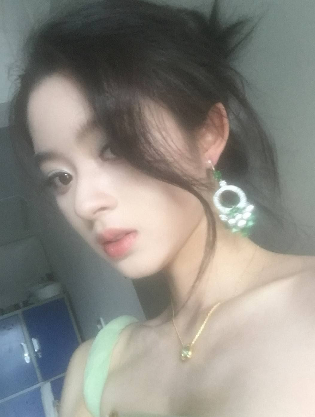 Điền Điềm khoe đôi bông tai và loạt lùm xùm bắt đầu từ đây.