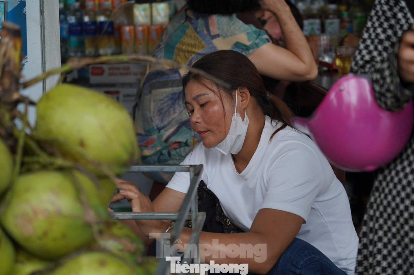 Bà Mai hy vọng phép màu xảy ra với cháu gái. Bà Mai hy vọng phép màu xảy ra với cháu gái.