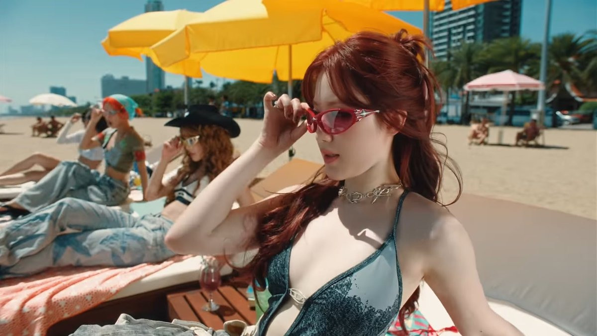 Shuhua mặc táo bạo trong MV mới của (G)I-DLE. Shuhua mặc táo bạo trong MV mới của (G)I-DLE.