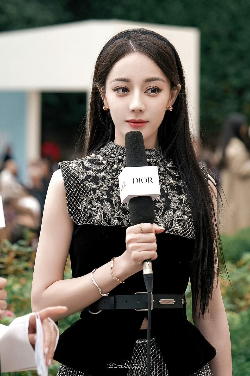 Giống với Jisoo, Địch Lệ Nhiệt Ba cũng là Đại sứ toàn cầu nhưng đãi ngộ của hai bên vẫn có sự khác biệt. Nhiều khán giả cho rằng Jisoo được giám đốc truyền thông săn đón từ thảm đỏ, ngồi cạnh CEO thương hiệu, mặc đồ đang diễn ở sàn runaway. Về phía Nhiệt Ba, cô ngồi đầu hàng cùng siêu mẫu Natalia Vodianova, diễn viên Natalie Portman.