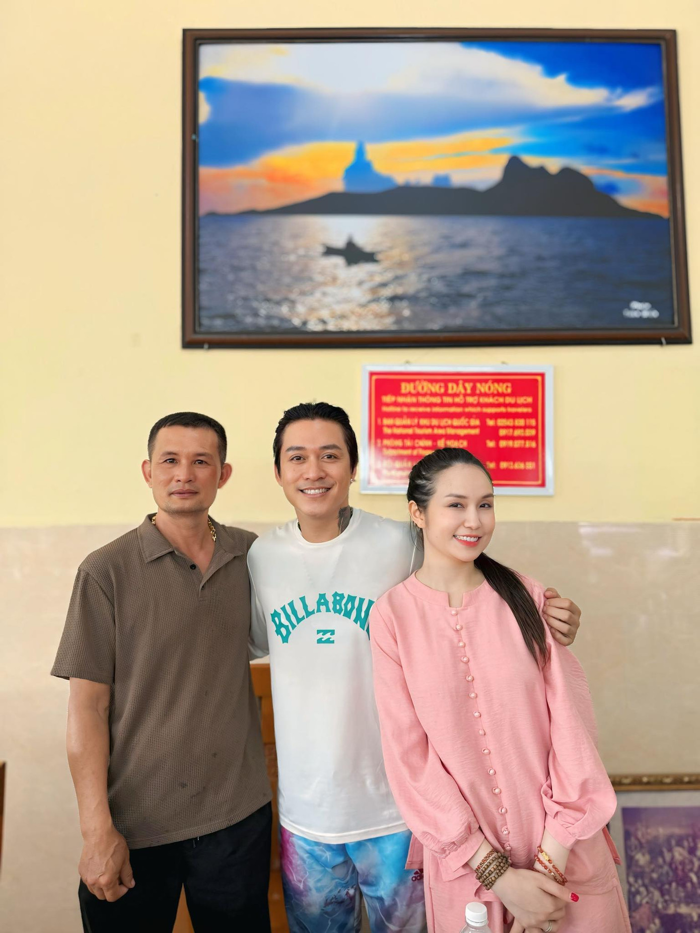 Vợ chồng ca sĩ Tuấn Hưng đến thăm nghĩa trang Hàng Dương, Côn Đảo, tưởng nhớ những anh hùng đã hy sinh vì đất nước.