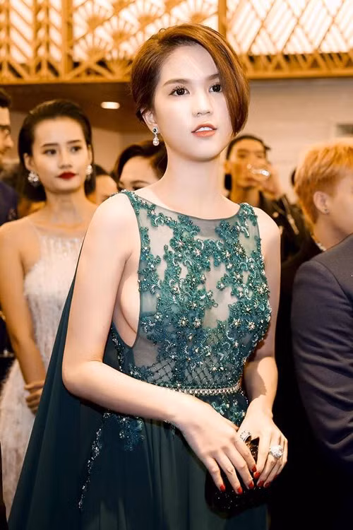 Ngọc Trinh nổi tiếng bởi hình tượng khoe thân, chiêu trò gây sốc. Ngọc Trinh nổi tiếng bởi hình tượng khoe thân, chiêu trò gây sốc.