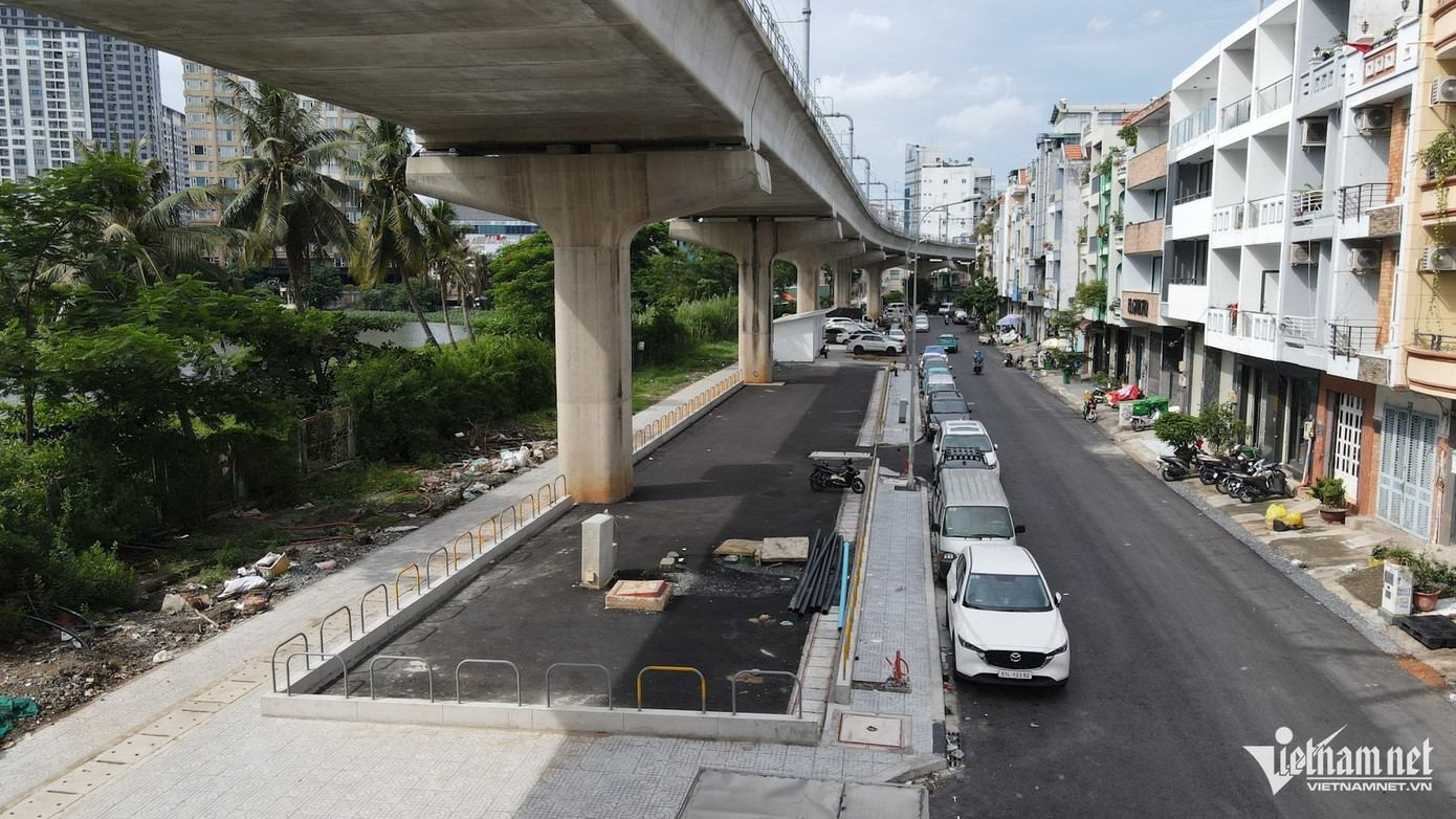 Bãi xe tại nhà ga Văn Thánh (quận Bình Thạnh) có phần nền đã đổ bê tông nhựa, lắp đặt hàng rào bảo vệ. Bãi xe tại nhà ga Văn Thánh (quận Bình Thạnh) có phần nền đã đổ bê tông nhựa, lắp đặt hàng rào bảo vệ.