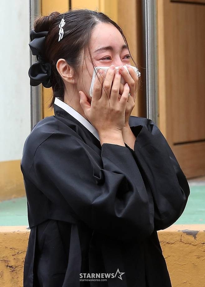Con dâu Seo Hyo Rim khóc nức nở khi tiễn đưa Kim Soo Mi. Ảnh: Starnews.