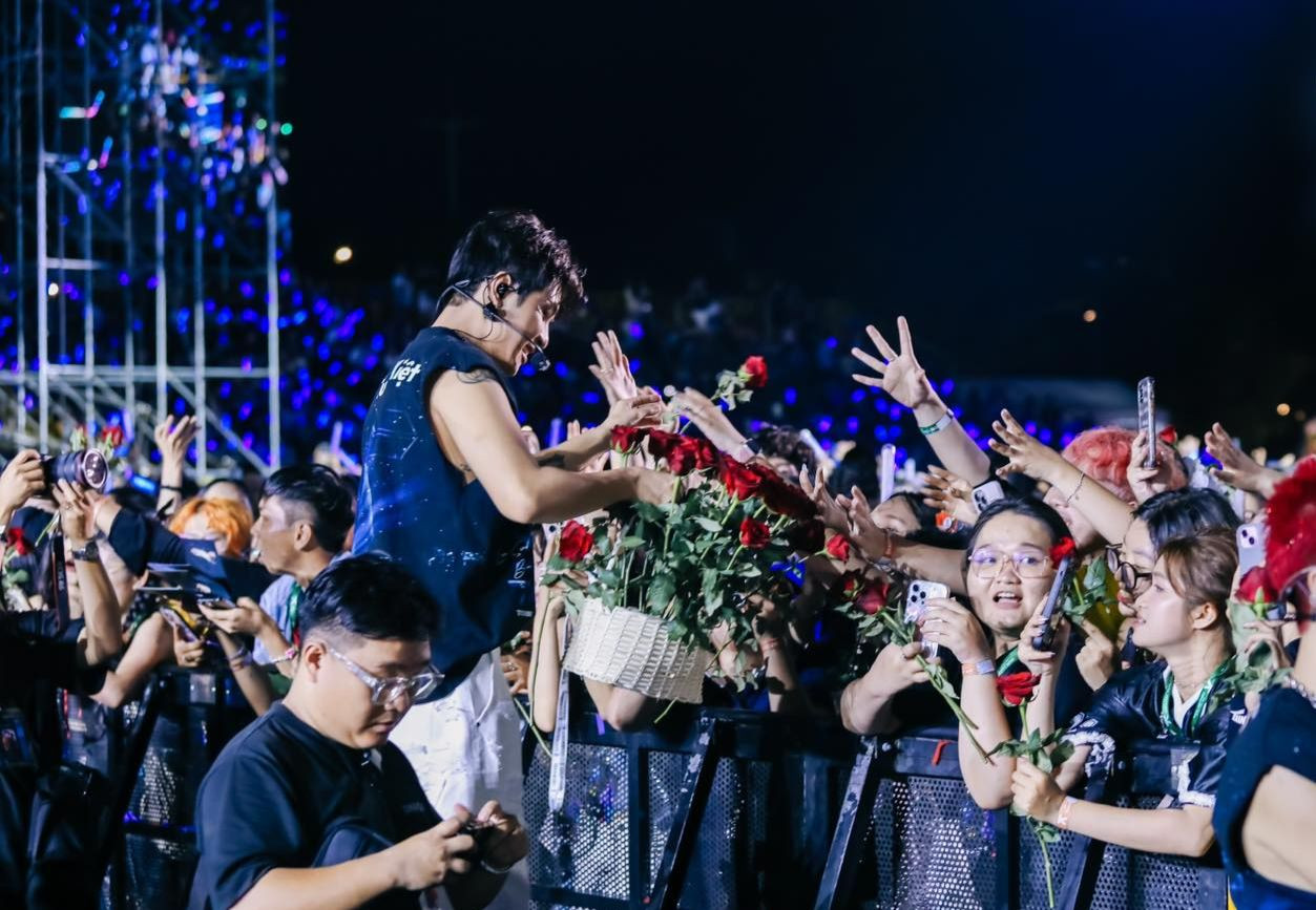 Dàn anh trai mang theo giỏ hoa hồng, đi xuống phía dưới khán đài tặng cho các khán giả nữ nhân ngày Phụ nữ Việt Nam 20/10. Dàn anh trai mang theo giỏ hoa hồng, đi xuống phía dưới khán đài tặng cho các khán giả nữ nhân ngày Phụ nữ Việt Nam 20/10.