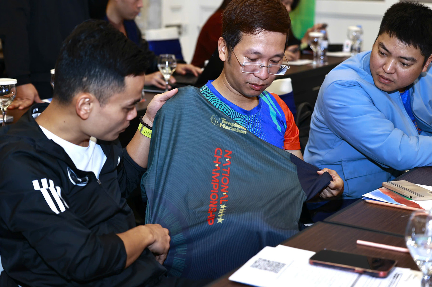 Các nhà báo 'mục sở thị' túi đựng racekit Giải Vô địch Quốc gia Marathon và cự ly dài báo Tiền Phong lần thứ 66 - năm 2025. Ảnh: Như Ý. Các nhà báo 'mục sở thị' túi đựng racekit Giải Vô địch Quốc gia Marathon và cự ly dài báo Tiền Phong lần thứ 66 - năm 2025. Ảnh: Như Ý.