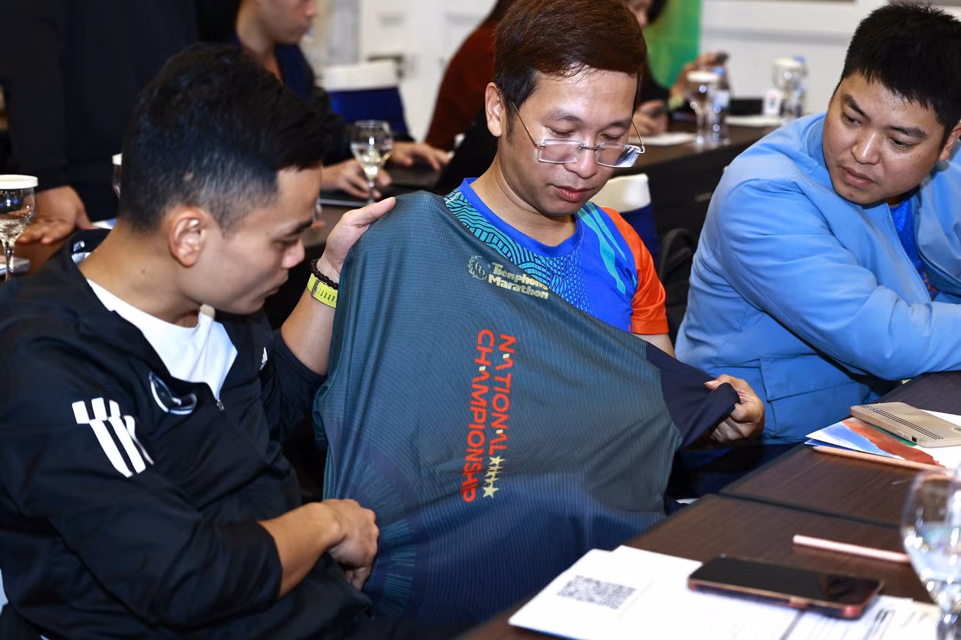 Các nhà báo 'mục sở thị' túi đựng racekit Giải Vô địch Quốc gia Marathon và cự ly dài báo Tiền Phong lần thứ 66 - năm 2025. Ảnh: Như Ý. Các nhà báo 'mục sở thị' túi đựng racekit Giải Vô địch Quốc gia Marathon và cự ly dài báo Tiền Phong lần thứ 66 - năm 2025. Ảnh: Như Ý.