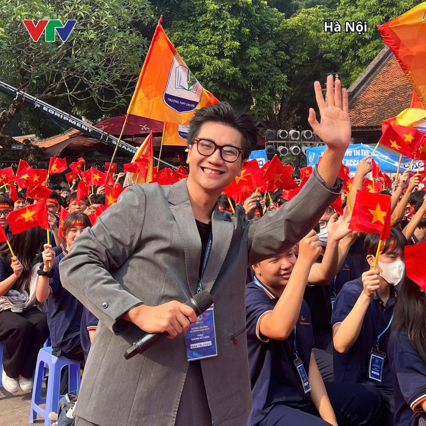 MC Công Tố lần đầu dẫn điểm cầu trực tiếp. MC Công Tố lần đầu dẫn điểm cầu trực tiếp.