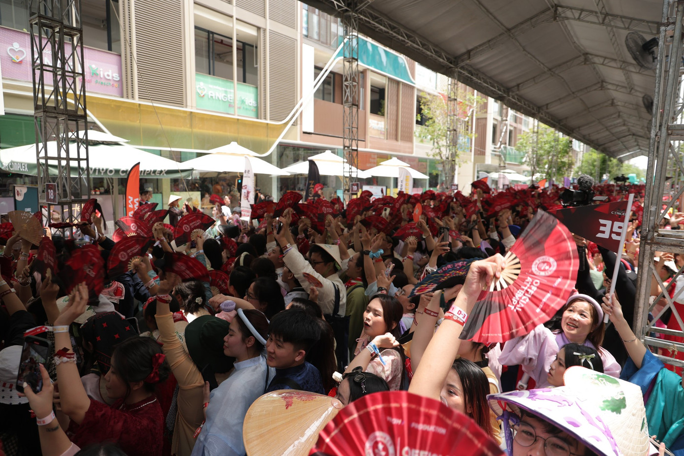 Đoàn người nối dài đi qua cổng check-in thiết lập kỷ lục thế giới.