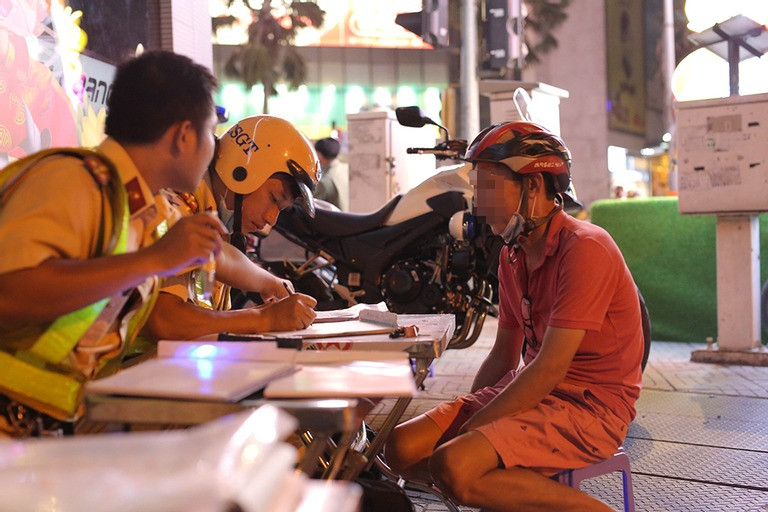 Nhiều người vi phạm nồng độ cồn nghiêm túc chấp hành, tỏ ra hối hận. Ảnh: Linh An