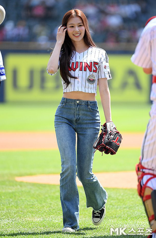 Không bất ngờ khi những hình của Sana trở thành đề tài hot trên Twitter. Nữ thần tượng sinh năm 1996 được khen vóc dáng chuẩn chỉnh, gương mặt xinh đẹp. Bài đăng về cú ném bóng của Sana hút hơn 1 triệu view sau chưa đầy một ngày đăng tải.