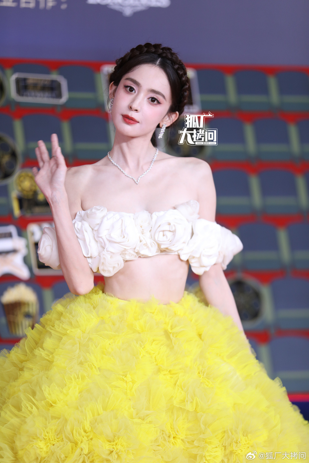 Trong bộ đầm bồng xòe, khoe xương quai xanh và eo thon, Cổ Lực Na Trát nổi bật trên thảm đỏ Đêm hội điện ảnh Weibo. Bên cạnh lời khen tạo hình, khán giả cho rằng cô quá gầy, không khác nào &quot;bộ xương di động&quot;. Thân hình mình hạc xương mai cũng khiến bị lộ nếp nhăn kém sắc.