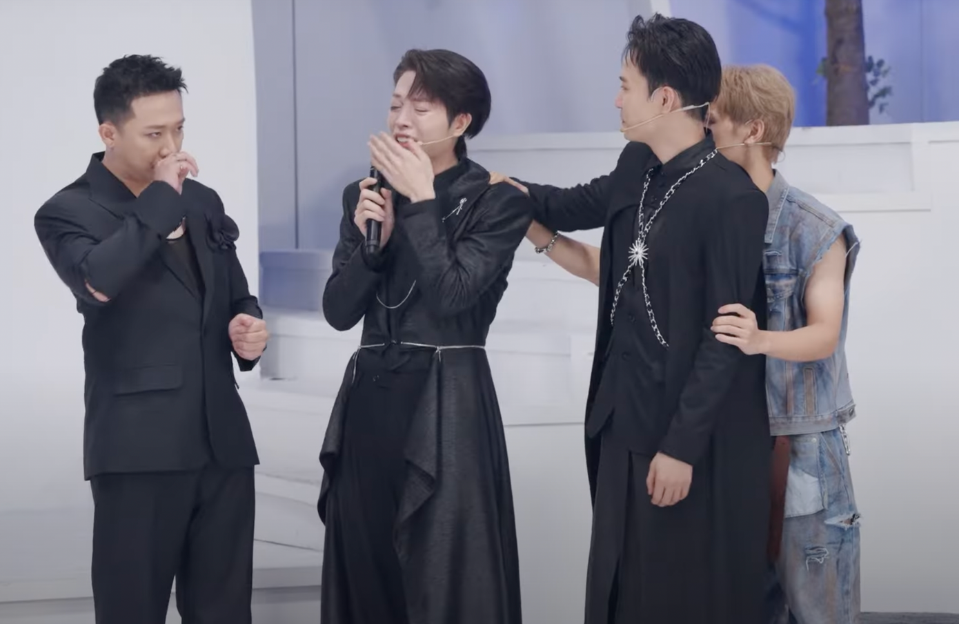 Tập 5 có nhiều nước mắt khi 6 anh trai phải nói lời chia tay chương trình. Tập 5 có nhiều nước mắt khi 6 anh trai phải nói lời chia tay chương trình.