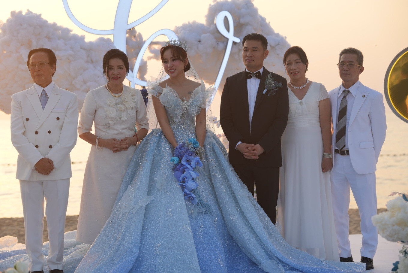 Cô nói doanh nhân Đặng Hùng Cường là người tâm lý, yêu thương cô. Đây cũng là niềm an ủi bù đắp cho những tổn thất tinh thần trong quá khứ mà cô phải chịu đựng. Mối quan hệ của cả hai được hai bên gia đình, bé Bin – con trai Vân Hugo - ủng hộ. Nhiều người mừng cho cô vượt qua sóng có, có cuộc sống an yên, hạnh phúc. Cô nói doanh nhân Đặng Hùng Cường là người tâm lý, yêu thương cô. Đây cũng là niềm an ủi bù đắp cho những tổn thất tinh thần trong quá khứ mà cô phải chịu đựng. Mối quan hệ của cả hai được hai bên gia đình, bé Bin – con trai Vân Hugo - ủng hộ. Nhiều người mừng cho cô vượt qua sóng có, có cuộc sống an yên, hạnh phúc.