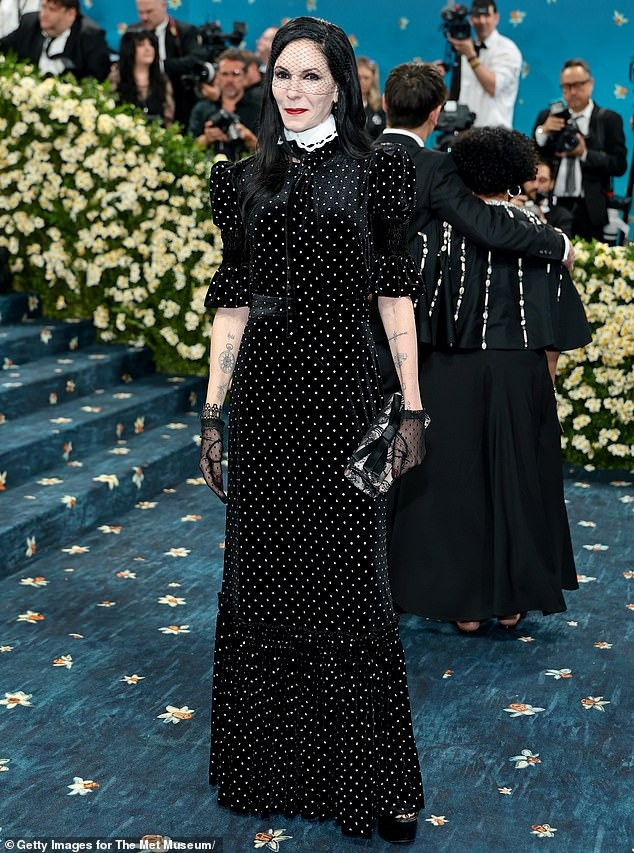 Jill Kargman theo đuổi phong cách gothic với đầm nhung đen chấm bi, tay phồng, cổ trắng và găng tay lưới chấm bi. Dù nổi bật, bộ cánh bị nhận xét là nặng nề và thiếu tinh tế.