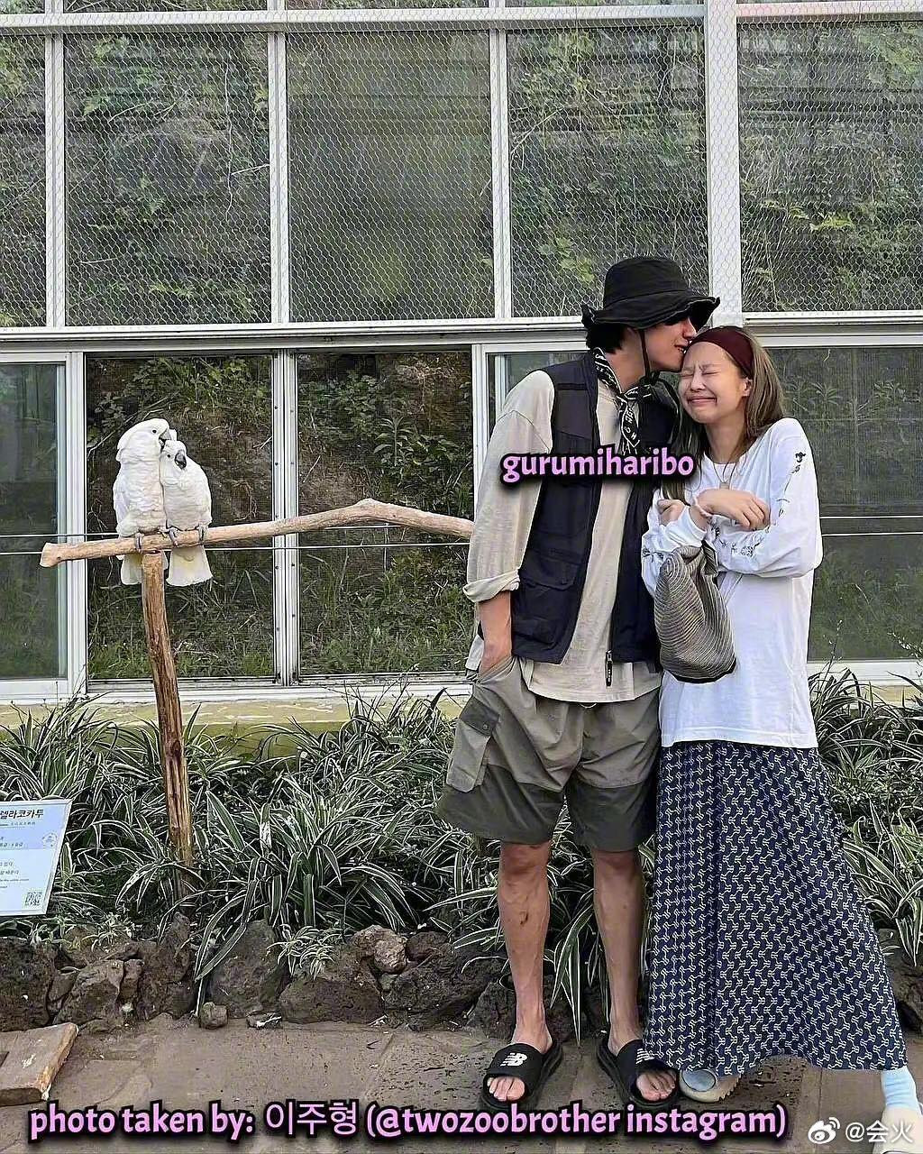 Hình ảnh hẹn hò của hai ngôi sao đình đám bị rò rỉ. Tuy nhiên V và Jennie đều giữ im lặng. Hình ảnh hẹn hò của hai ngôi sao đình đám bị rò rỉ. Tuy nhiên V và Jennie đều giữ im lặng.