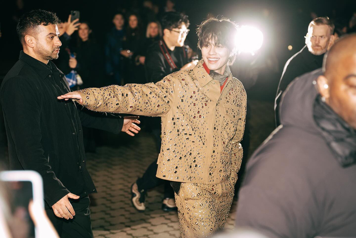 Đại sứ thương hiệu của Burberry Bright Vachirawit tiếp tục mang đến những khoảnh khắc thời trang đáng nhớ sau nhiều năm gắn bó với Burberry. Ngoài ra nhiều nghệ sĩ khác cũng có mặt như Cara Delevingne, Skepta, Hikari Mori, Lila Moss, Vinnie Hacke... Ảnh: Twitter. Đại sứ thương hiệu của Burberry Bright Vachirawit tiếp tục mang đến những khoảnh khắc thời trang đáng nhớ sau nhiều năm gắn bó với Burberry. Ngoài ra nhiều nghệ sĩ khác cũng có mặt như Cara Delevingne, Skepta, Hikari Mori, Lila Moss, Vinnie Hacke... Ảnh: Twitter.