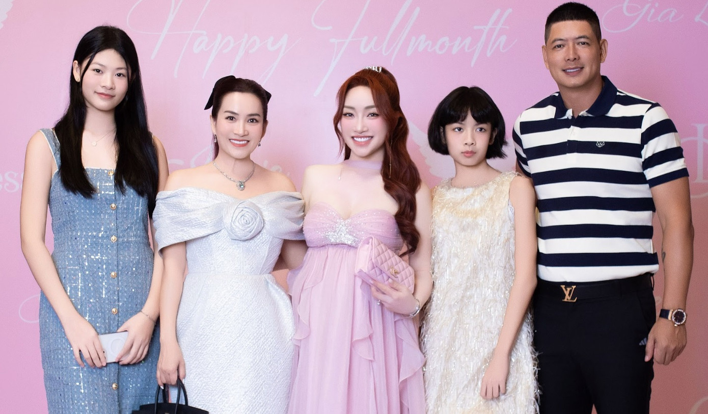 Dàn sao có mặt trong bữa tiệc con gái Gia Linh của Chi Bảo. Dàn sao có mặt trong bữa tiệc con gái Gia Linh của Chi Bảo.