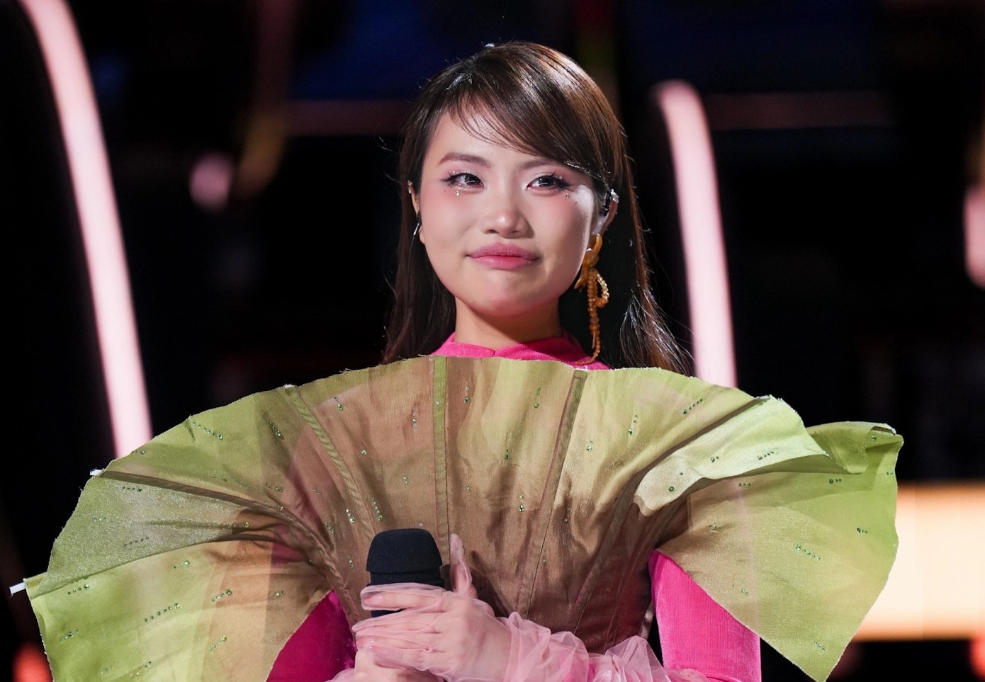 Màn trình diễn "Bóng phù hoa" của Phương Mỹ Chi khiến diva Trương Lương Dĩnh phải ngỡ ngàng, lọt top video được xem nhiều nhất thế giới trong 24 giờ. Màn trình diễn "Bóng phù hoa" của Phương Mỹ Chi khiến diva Trương Lương Dĩnh phải ngỡ ngàng, lọt top video được xem nhiều nhất thế giới trong 24 giờ.