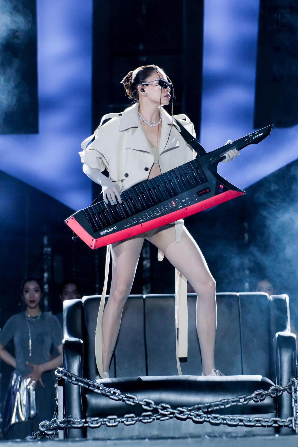 Chiếc quần siêu ngắn của Hồ Ngọc Hà khi diễn concert "Anh trai vượt ngàn chông gai" bị chê vì hớ hênh. Nữ ca sĩ hồi đáp khi được khán giả nhắc nhở chuyện ăn mặc. Chiếc quần siêu ngắn của Hồ Ngọc Hà khi diễn concert "Anh trai vượt ngàn chông gai" bị chê vì hớ hênh. Nữ ca sĩ hồi đáp khi được khán giả nhắc nhở chuyện ăn mặc.