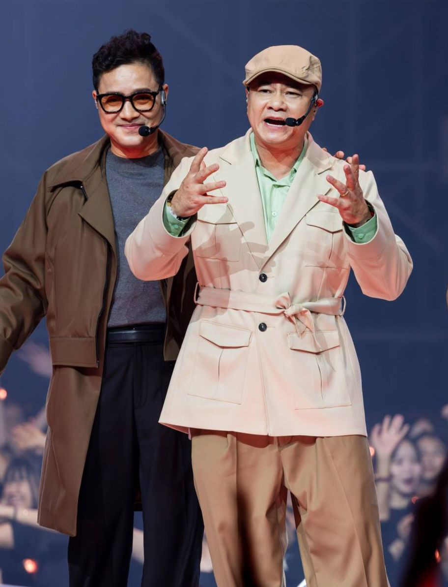 Hai sắc màu đối lập, một bên gai góc, bụi bặm của Anh trai vượt ngàn chông gai và một bên bóng bẩy, trẻ trung của Anh trai say hi (phải), tất cả tạo nên cuộc đua gây cấn trên các nền tảng mạng xã hội. Hai sắc màu đối lập, một bên gai góc, bụi bặm của Anh trai vượt ngàn chông gai và một bên bóng bẩy, trẻ trung của Anh trai say hi (phải), tất cả tạo nên cuộc đua gây cấn trên các nền tảng mạng xã hội.