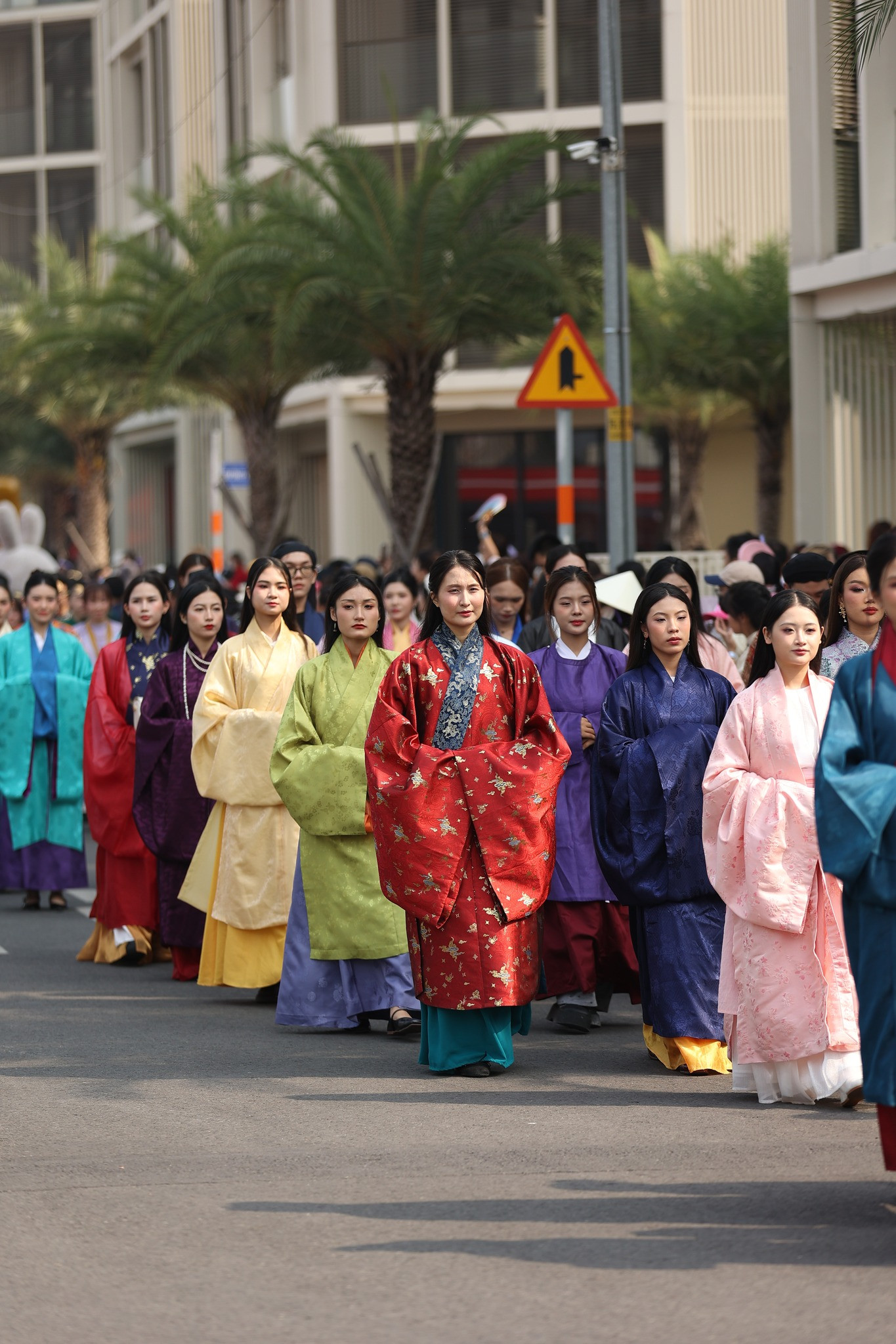 &quot;Cũng may mình thấy hỗn loạn nên đành đứng ngoài xem, thấy cả trăm bạn Gai Con (tên gọi fan của show) đứng xếp line zigzag phải 1 tiếng hơn, 11h các bạn vẫn chưa vào được bên trong, thấy tội các bạn quá&quot;, &quot;Tôi ước lượng số người tham gia đông lên gấp 3-4 lần con số cần xác lập kỷ lục, tôi xếp hàng từ tầm 9h20 và may mắn nằm trong nhóm cuối được đeo vòng xác lập kỷ lục, nhưng đằng sau tôi vẫn còn hàng dài người bất tận&quot;... Nhiều fan phản ánh về khâu tổ chức thiếu chỉn chu của BTC.