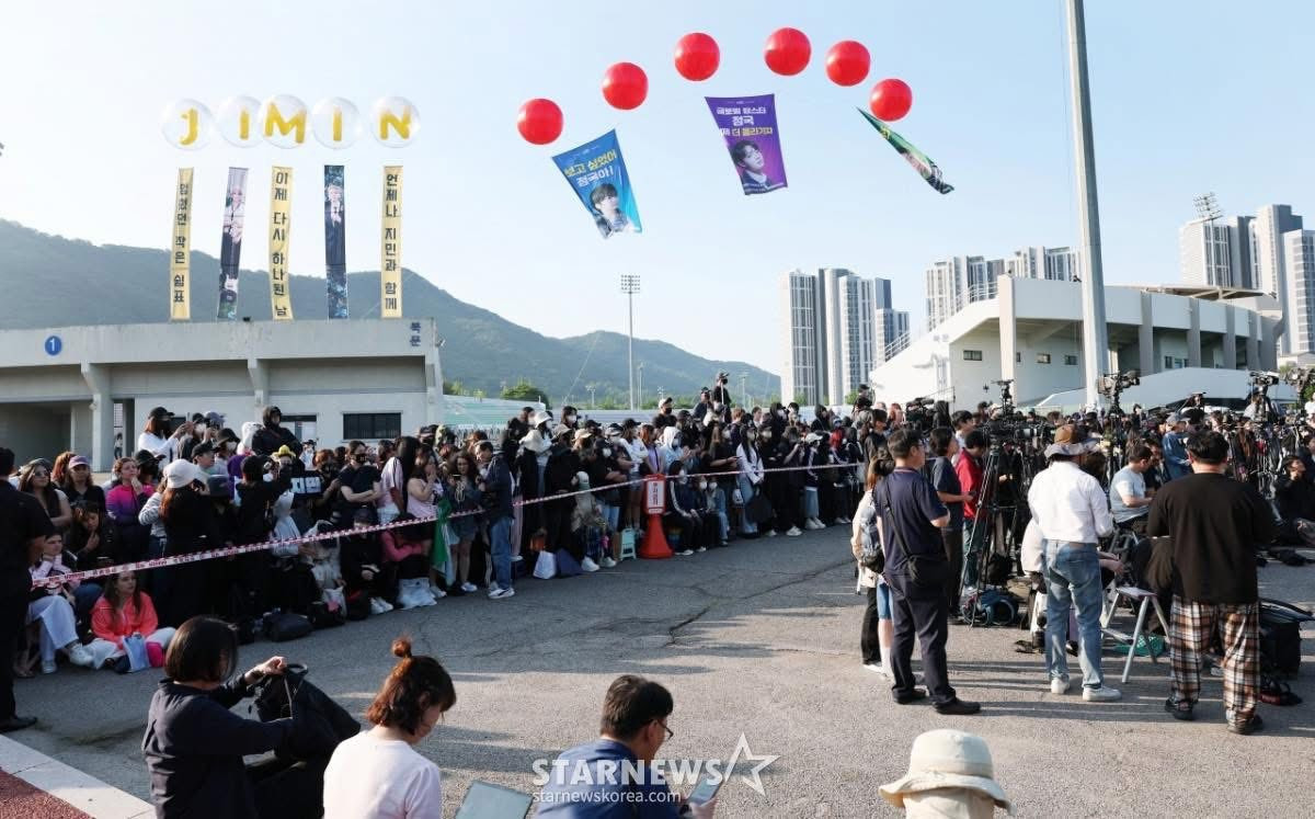 Hàng trăm fan đứng đón thần tượng tại nơi xuất ngũ. Hàng trăm fan đứng đón thần tượng tại nơi xuất ngũ.