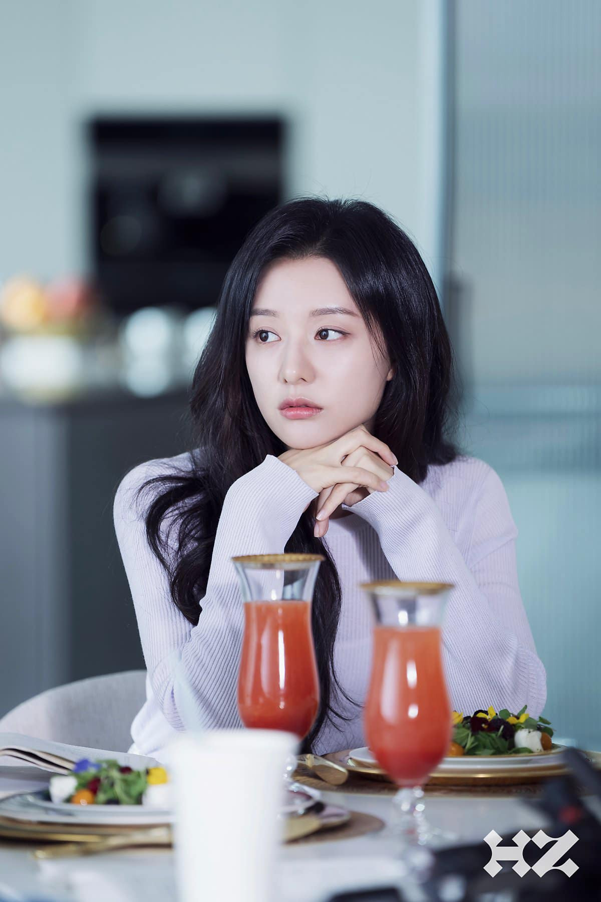 Vào vai Hong Hae In - tiểu thư sang chảnh, con gái của gia tộc quản lý tập đoàn Queens - Kim Ji Won nhận được nhiều lời khen về diễn xuất lẫn nhan sắc. Những tấm hình hồi bé của nữ diễn viên trở thành chủ đề nóng, nhiều người nói cô có khí chất hoàn thiện từ nhỏ. Vào vai Hong Hae In - tiểu thư sang chảnh, con gái của gia tộc quản lý tập đoàn Queens - Kim Ji Won nhận được nhiều lời khen về diễn xuất lẫn nhan sắc. Những tấm hình hồi bé của nữ diễn viên trở thành chủ đề nóng, nhiều người nói cô có khí chất hoàn thiện từ nhỏ.