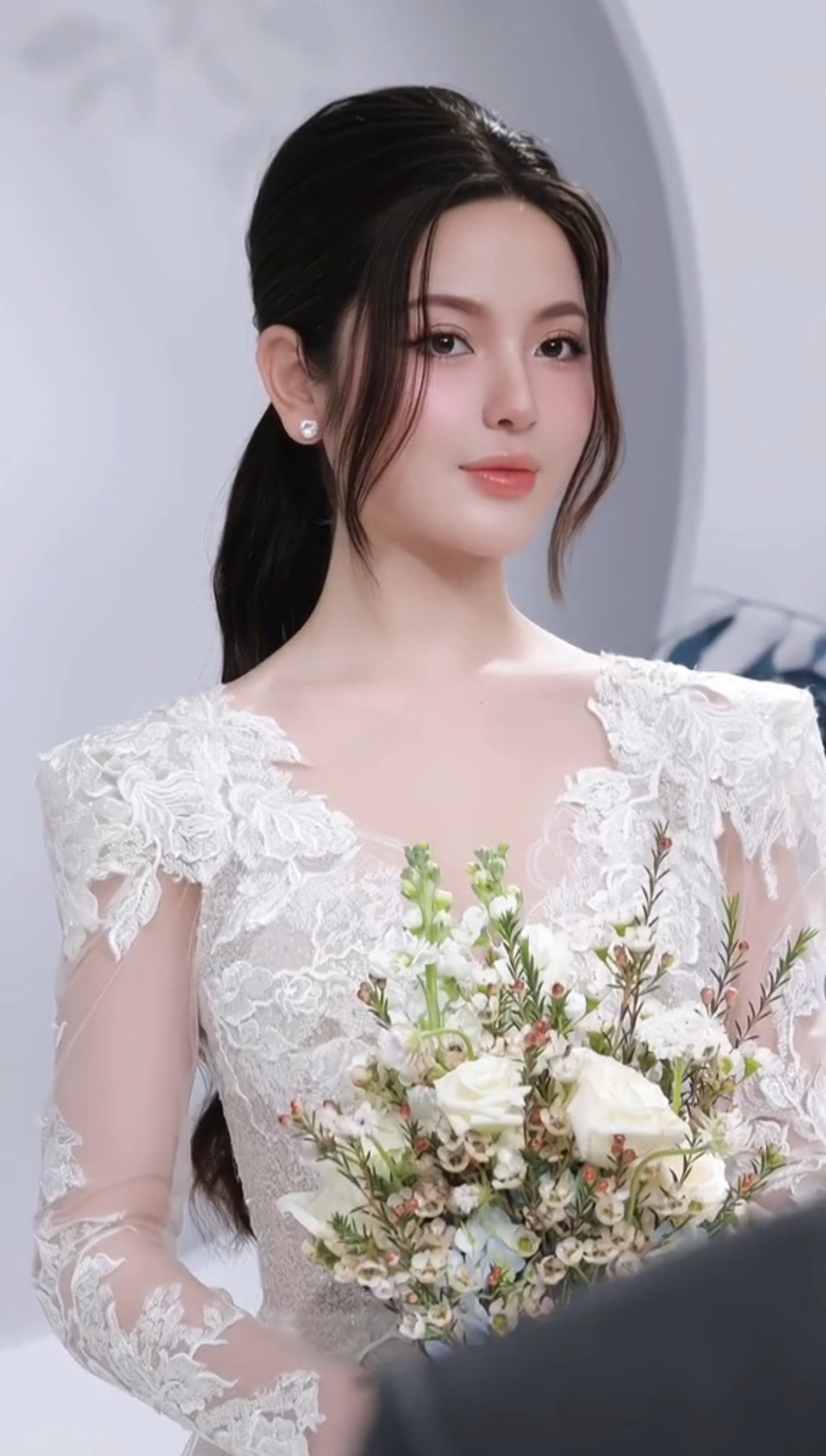 Sau đám hỏi hoành tráng ở quê diễn ra ngày 1/1/2024, Quang Hải và Chu Thanh Huyền tổ chức đám cưới tại hai địa điểm, trong hai ngày. Theo đó, đám cưới đặt tại sân bóng gần nhà Quang Hải diễn ra vào ngày 28/3, sau đó cả hai tiếp tục tổ chức tiệc cưới ở trung tâm Hà Nội ngày 6/4. Sau đám hỏi hoành tráng ở quê diễn ra ngày 1/1/2024, Quang Hải và Chu Thanh Huyền tổ chức đám cưới tại hai địa điểm, trong hai ngày. Theo đó, đám cưới đặt tại sân bóng gần nhà Quang Hải diễn ra vào ngày 28/3, sau đó cả hai tiếp tục tổ chức tiệc cưới ở trung tâm Hà Nội ngày 6/4.