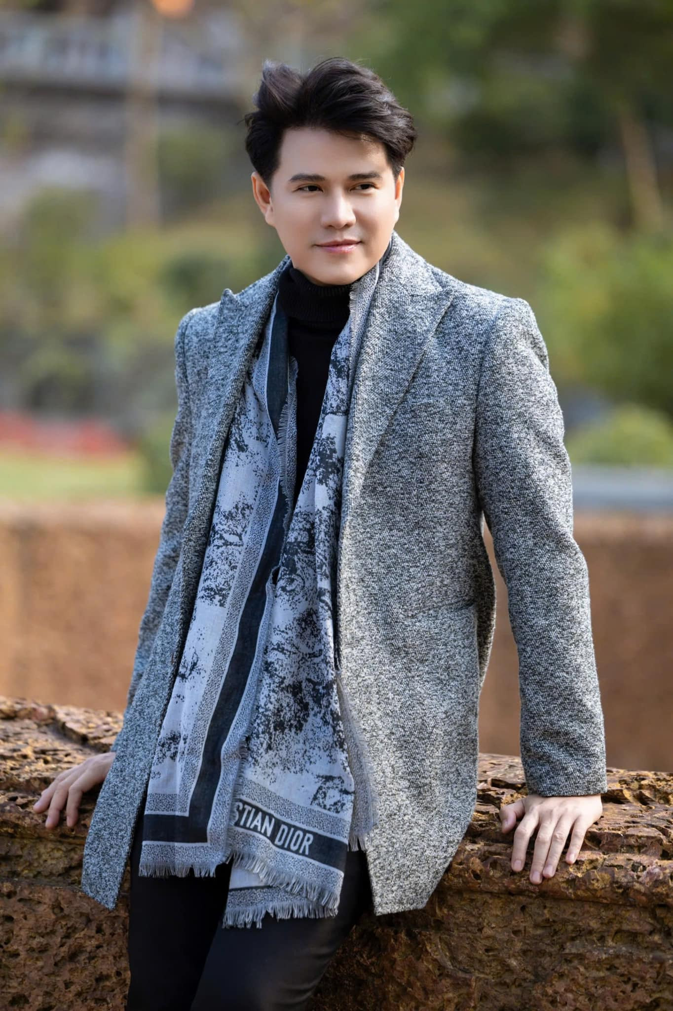 Không dừng lại ở vai trò dẫn chương trình, Vũ Mạnh Cường còn mạnh dạn thử sức ở lĩnh vực âm nhạc. Anh từng ra mắt MV đầu tay Đùa hơi quá như một cuộc "dạo chơi" với âm nhạc, không đặt nặng thành tích mà xem đây là cơ hội để học hỏi, làm mới bản thân. Nam MC thừa nhận mình mê những bản tình ca sâu lắng, xem âm nhạc như một liệu pháp tinh thần trong cuộc sống. Không dừng lại ở vai trò dẫn chương trình, Vũ Mạnh Cường còn mạnh dạn thử sức ở lĩnh vực âm nhạc. Anh từng ra mắt MV đầu tay Đùa hơi quá như một cuộc "dạo chơi" với âm nhạc, không đặt nặng thành tích mà xem đây là cơ hội để học hỏi, làm mới bản thân. Nam MC thừa nhận mình mê những bản tình ca sâu lắng, xem âm nhạc như một liệu pháp tinh thần trong cuộc sống.