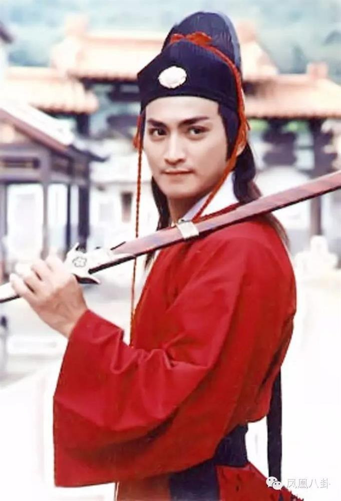 "Triển Chiêu" đẹp nhất màn ảnh một thời bị một bộ phận khán giả chỉ trích không trung thực khi giấu chuyện có vợ con. "Triển Chiêu" đẹp nhất màn ảnh một thời bị một bộ phận khán giả chỉ trích không trung thực khi giấu chuyện có vợ con.