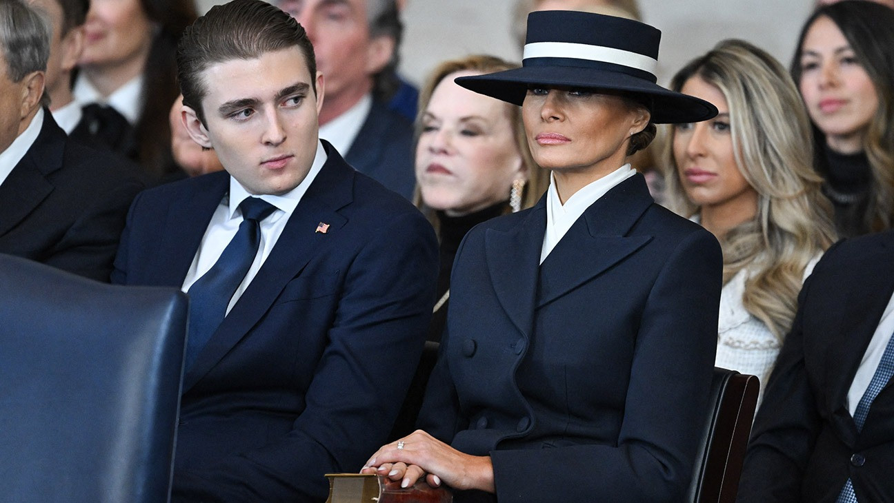 Melania Trump, cùng con trai Barron (bên trái), tại lễ nhậm chức lần thứ hai của ông Donald Trump. Ảnh: Getty. Melania Trump, cùng con trai Barron (bên trái), tại lễ nhậm chức lần thứ hai của ông Donald Trump. Ảnh: Getty.