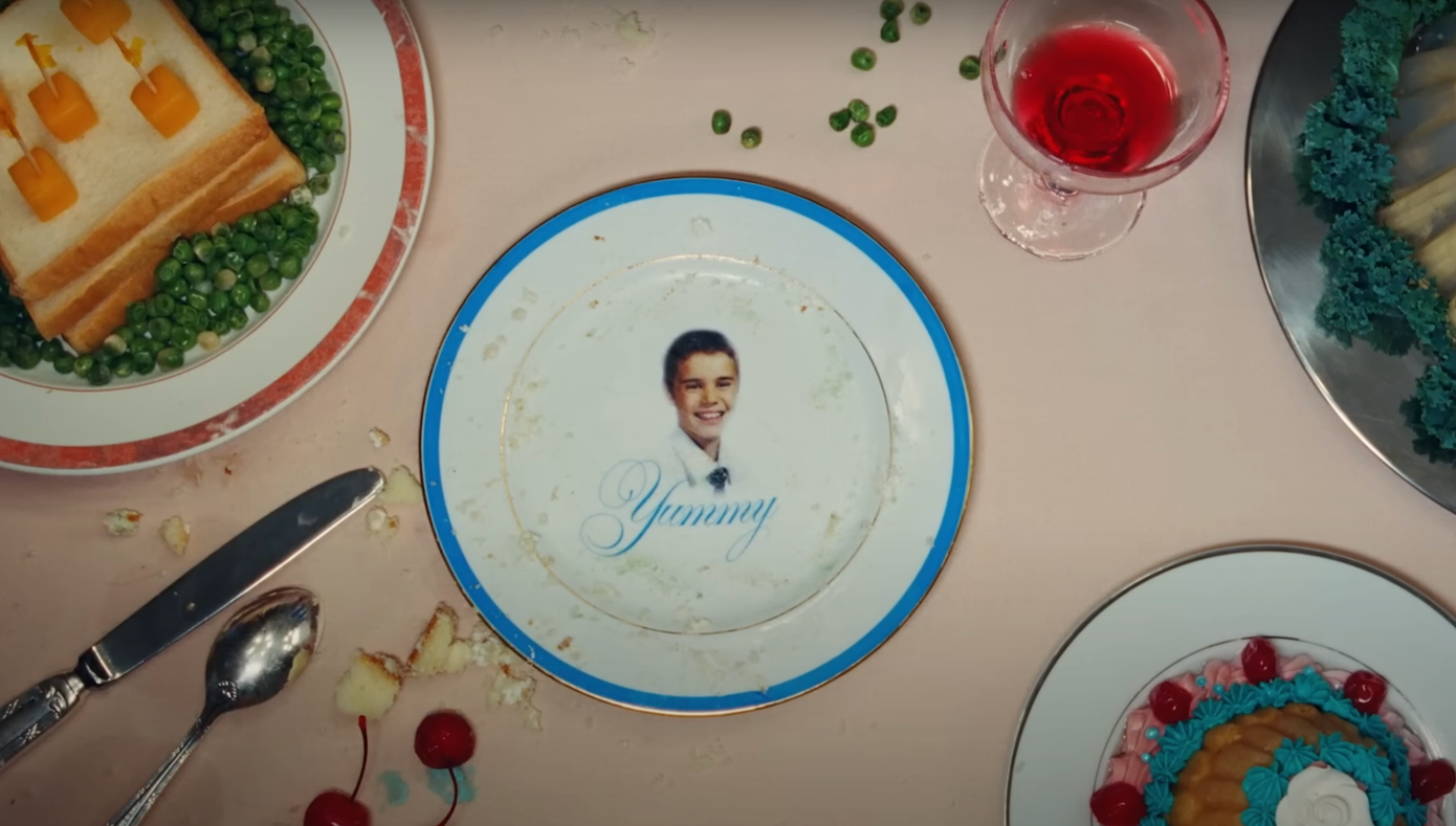 Hình cuối MV là ảnh Justin Bieber ngày nhỏ nằm trên đĩa thức ăn. Hình cuối MV là ảnh Justin Bieber ngày nhỏ nằm trên đĩa thức ăn.