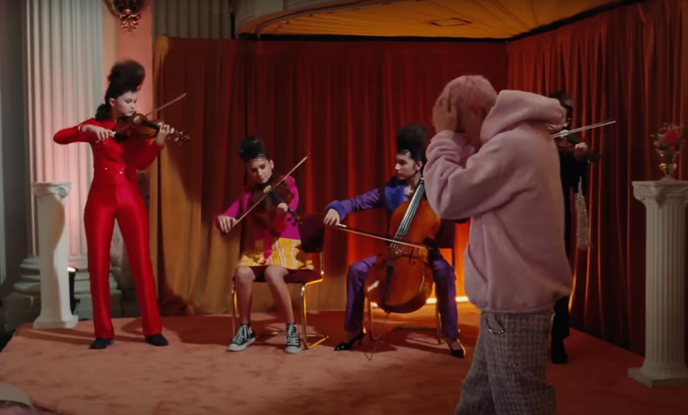 Hình ảnh được cho là ẩn ý trong MV Yummy. Hình ảnh được cho là ẩn ý trong MV Yummy.