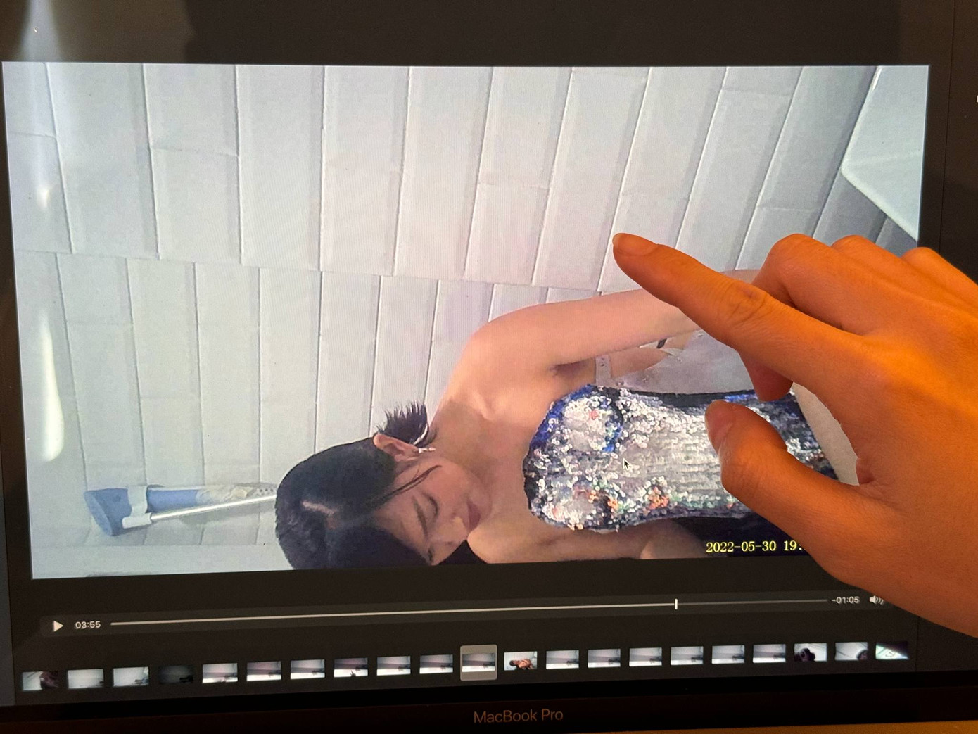 Châu Bùi đăng tải hình ảnh lấy từ camera ẩn quay rõ mặt và bộ phận nhạy cảm của cô. Châu Bùi đăng tải hình ảnh lấy từ camera ẩn quay rõ mặt và bộ phận nhạy cảm của cô.