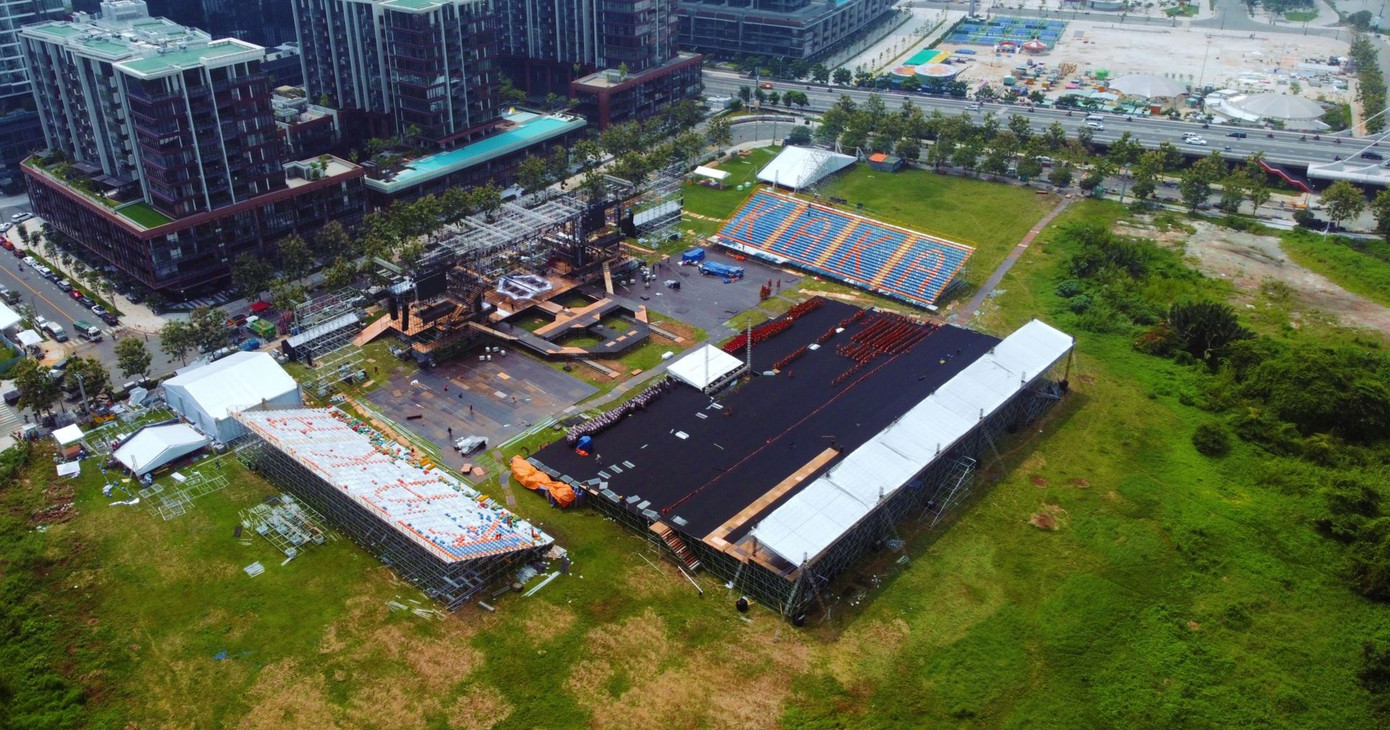 Quy mô concert ATVNCG dự kiến đón 20.000 khán giả. Xung quanh khu vực này là bãi đất trống, sân khấu chính quay lưng với các tòa nhà. Phía xa là cầu Ba Son, không phải là nơi có thể thoải mái dừng, đỗ, hạn chế được việc "xem chùa". Quy mô concert ATVNCG dự kiến đón 20.000 khán giả. Xung quanh khu vực này là bãi đất trống, sân khấu chính quay lưng với các tòa nhà. Phía xa là cầu Ba Son, không phải là nơi có thể thoải mái dừng, đỗ, hạn chế được việc "xem chùa".