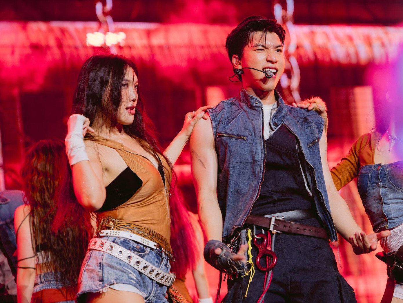 Lượt xem trên nền tảng YouTube khiến fan hai bên chương trình tranh cãi.