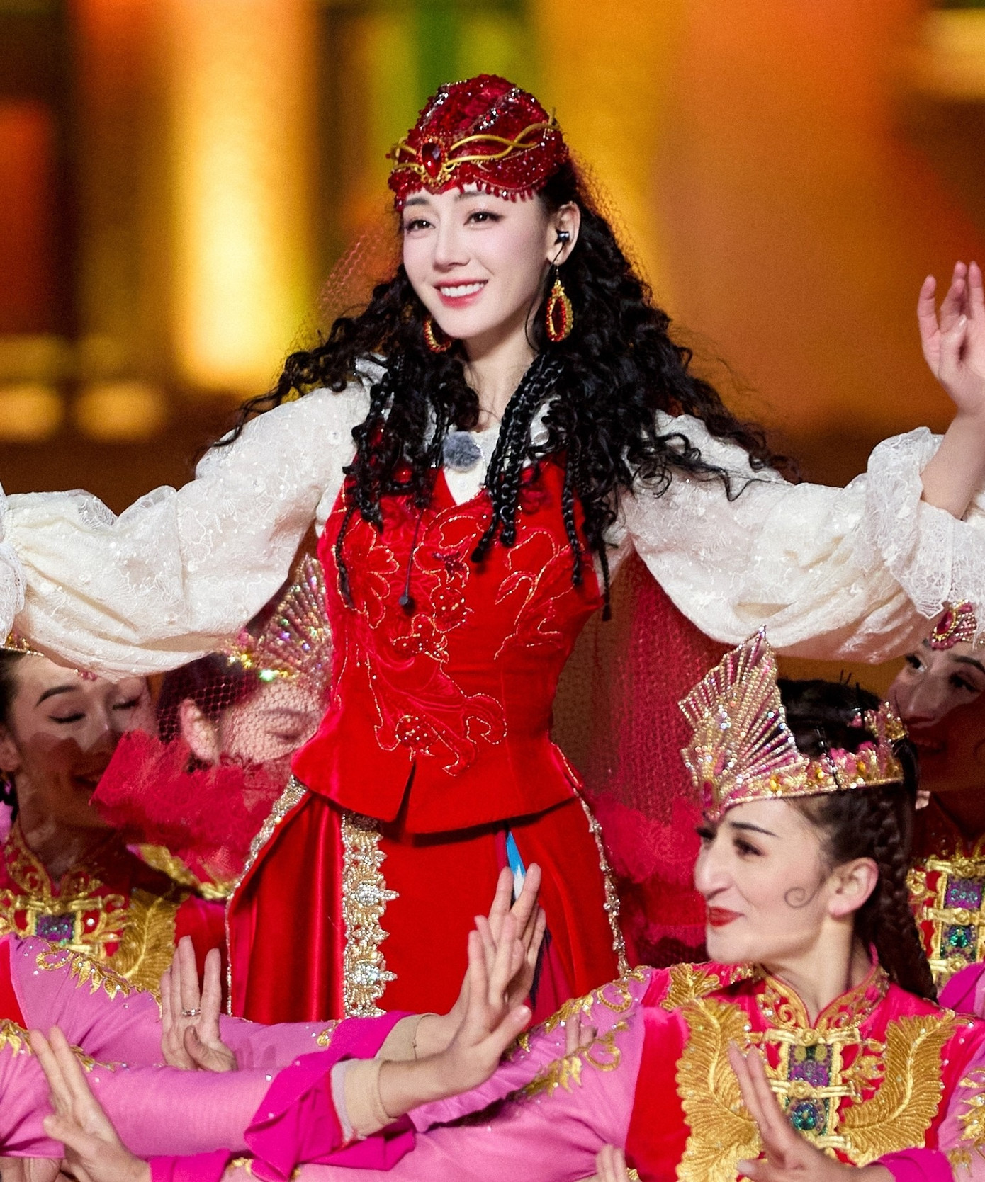 Địch Lệ Nhiệt Ba ngã rạn xương sau sự cố trượt chân ở gala Xuân Vãn. Ảnh: Weibo. Địch Lệ Nhiệt Ba ngã rạn xương sau sự cố trượt chân ở gala Xuân Vãn. Ảnh: Weibo.