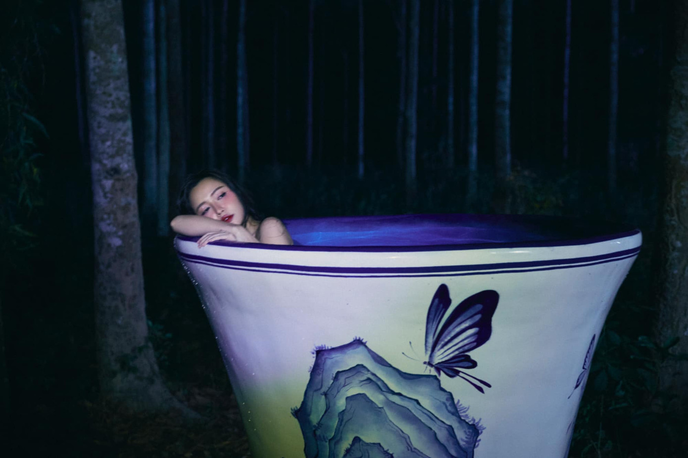 Sơn Tùng M-TP vượt Bích Phương (phải) về lượng view, top trending.... Sơn Tùng M-TP vượt Bích Phương (phải) về lượng view, top trending....