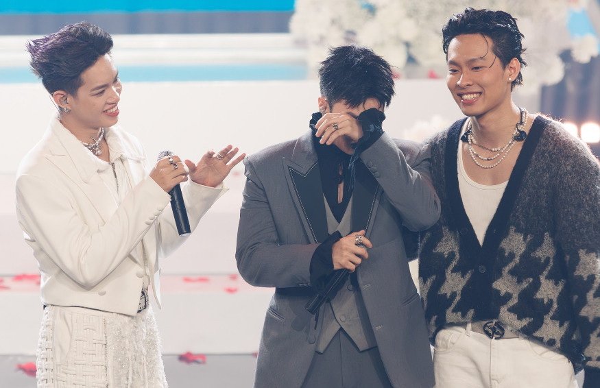 Giây phút khiến Hieuthuhai và MC Trấn Thành bật khóc.