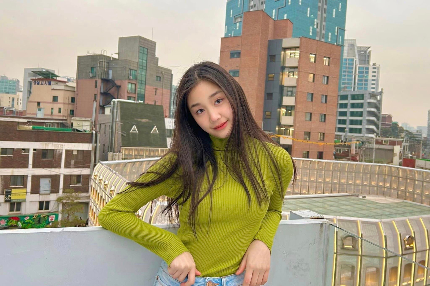 Thành viên Thái Lan khác là Pharita, sinh năm 2005. Cô gia nhập YG cuối năm 2020, được fan cho là thành viên visual (đảm nhận vị trí ngoại hình – PV) của Baby Monster nhờ vẻ ngoài trong trẻo, thanh tú. Pharita có nhiều kinh nghiệm sân khấu khi từng hoạt động tích cực ở vai trò người mẫu, tham gia nhiều cuộc thi lớn nhỏ và giành giải cao như Inter Model Thailand, Asia Junior Fashion Runway 2018, Quán quân International Fashion Show 2019 tại Trung Quốc… Lisa (BlackPink) tiết lộ Pharita khiến cô nhớ đến bản thân ngày đầu thực tập ở YG.