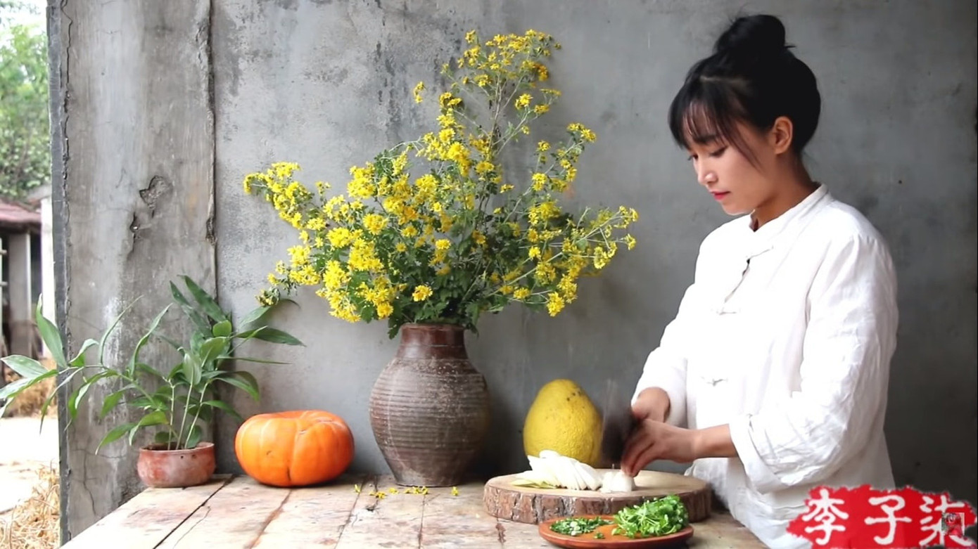 Lý Tử Thất nổi tiếng với những video nấu ăn, cuộc sống thôn quê. Lý Tử Thất nổi tiếng với những video nấu ăn, cuộc sống thôn quê.