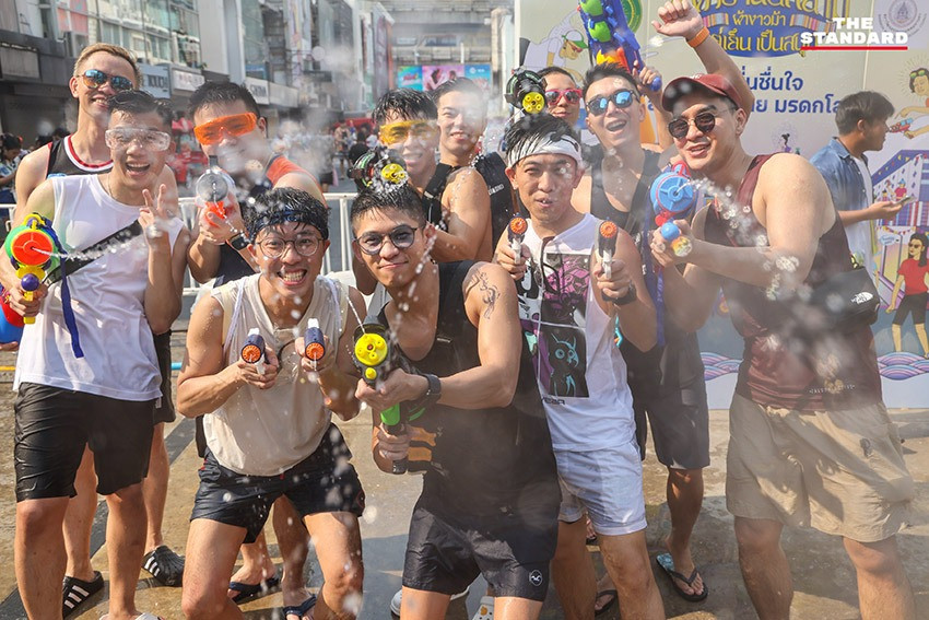 Giám đốc Sở Cảnh sát quận Đường Khao San thông tin cứ mỗi giờ, camera AI (trí tuệ nhân tạo) của cảnh sát tại bốn điểm ở Bangkok sẽ đếm mức độ tắc nghẽn trên đường Khao San và đánh giá tình hình theo thời gian thực. Số lượng người tối đa mà khu vực có thể chứa là 76.000 và dự kiến đã vượt xa con số này.