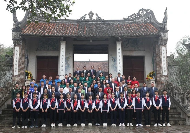 Chủ tịch nước Võ Văn Thưởng và các đại biểu tại Di tích Quốc gia Đặc biệt Cổ Loa. (Ảnh: Thống Nhất/TTXVN). Chủ tịch nước Võ Văn Thưởng và các đại biểu tại Di tích Quốc gia Đặc biệt Cổ Loa. (Ảnh: Thống Nhất/TTXVN).