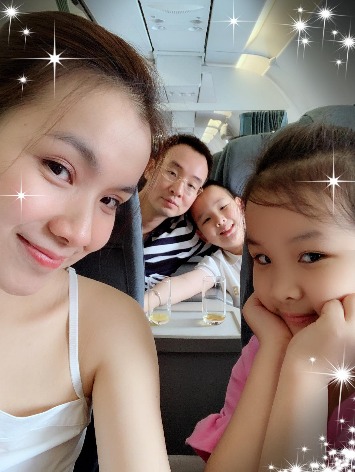 Hoa hậu cập nhật ảnh hai con.