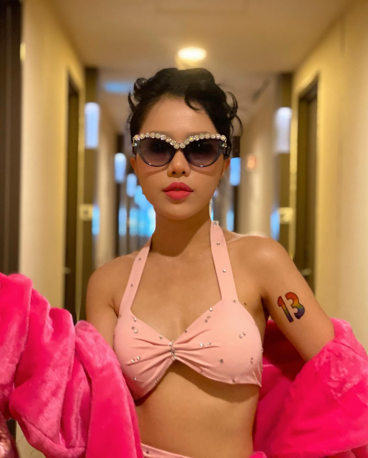 Ca sĩ Phùng Khánh Linh xuất hiện tại bên ngoài sân vận động Singapore với bộ đồ nổi bật, thu hút ánh nhìn từ mọi người. Giống như nhiều người hâm mộ chọn tái hiện lại trang phục Taylor Swift diện trong các MV đến concert, Phùng Khánh Linh lựa chọn bộ đồ siêu sao nhạc pop mặc trong MV You need to calm down.