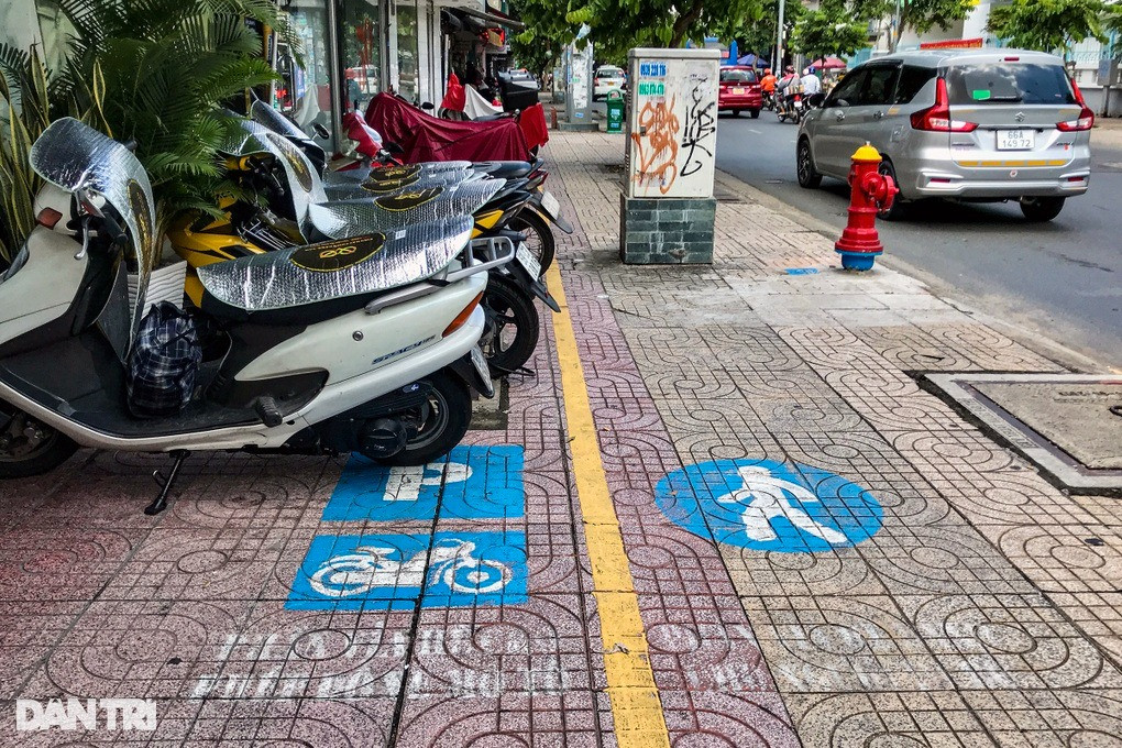 Vỉa hè chia đôi dành phần cho việc đậu xe trên đường Nguyễn Đình Chiểu, quận 3, TPHCM (Ảnh: Tâm Linh).