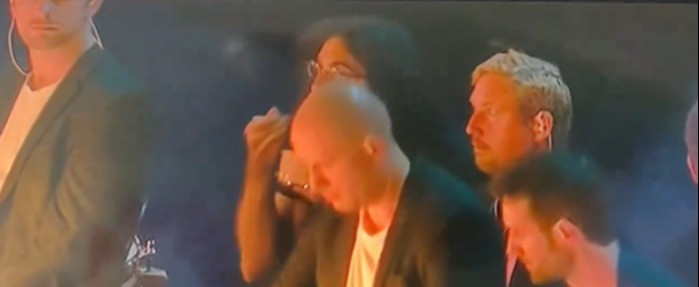 Một nghệ sĩ biểu diễn Olympic bị phát hiện đang ăn trên sân khấu lễ bế mạc. Ảnh: BBC. Một nghệ sĩ biểu diễn Olympic bị phát hiện đang ăn trên sân khấu lễ bế mạc. Ảnh: BBC.